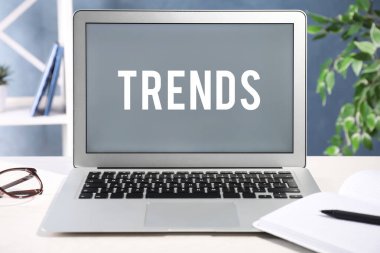 Yeni trendler. Modern laptop ofis masasında.