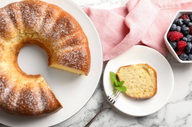 Taze pişmiş sünger kek, nane ve böğürtlen beyaz mermer masa, üst manzara