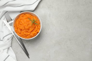 Lezzetli patates püresi ve biberiye, gri desenli masada servis ediliyor. Metin için boşluk