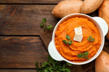 Lezzetli patates püresi, tereyağlı tereyağı, taze sebzeler ve tahta masada maydanoz. Metin için boşluk