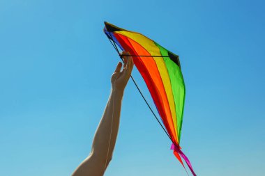 Uçurtmalı adam mavi gökyüzüne karşı, yakın plan