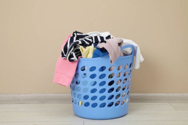 İçerde çamaşır dolu plastik sepet.