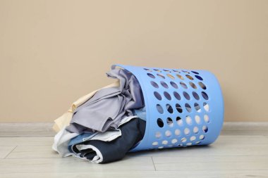 İçerideki çamaşır sepetinin içi çamaşır dolu.