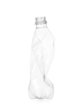 Kırışmış bir plastik şişe beyaza izole edilmiş.
