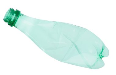 Kırışmış bir plastik şişe beyaza izole edilmiş.