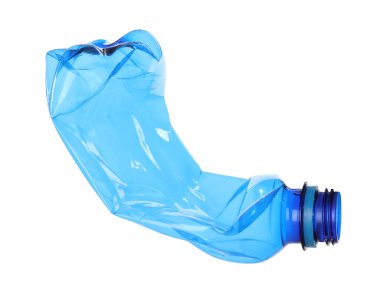 Kırışmış bir plastik şişe beyaza izole edilmiş.