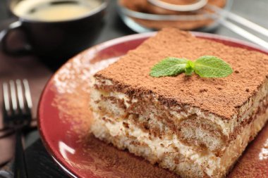 Karanlık masadaki naneli nefis tiramisu, yakın plan.