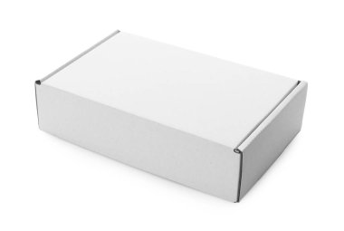 Beyaza izole edilmiş kapalı bir karton kutu. Tasarım için model