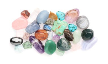 Farklı doğal mineral taşları yığını beyaz, üst görünümde izole