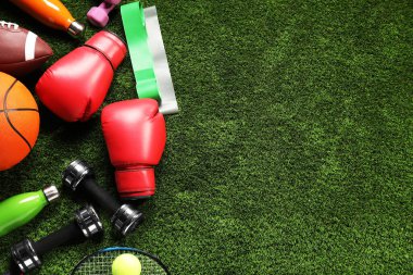 Yapay çimlerde farklı spor aletleri, düz bir yerde. Metin için boşluk