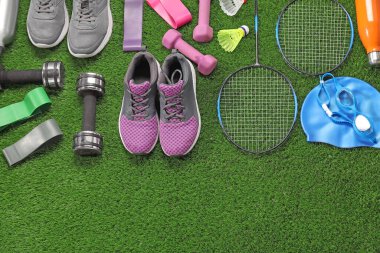 Yapay çimenlerin üzerinde farklı spor aletleri var. Metin için boşluk