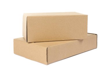 Beyaza izole edilmiş iki karton kutu.