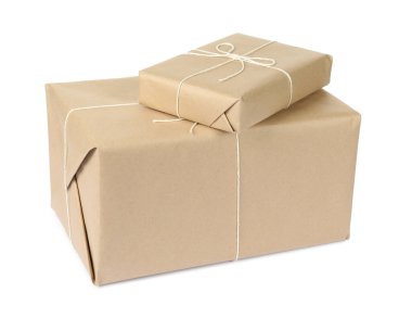 Kağıda sarılmış kutular beyaza izole edilmiş.