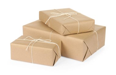 Kağıda sarılmış kutular beyaza izole edilmiş.