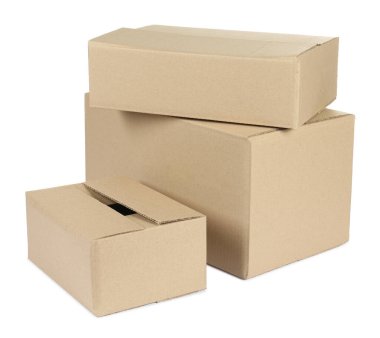 Birçok karton kutu beyaz üzerinde izole