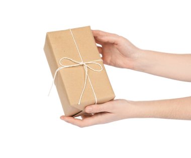 Beyaz arkaplanda paket kutusu olan kadın, yakın plan.