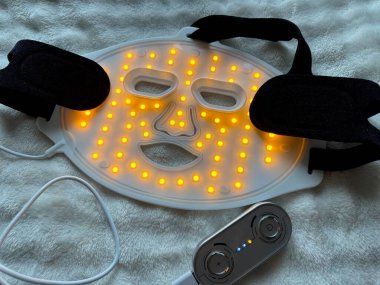 Yumuşak kumaş üzerinde hafif terapi yüz maskesi. Güzellik tedavisi