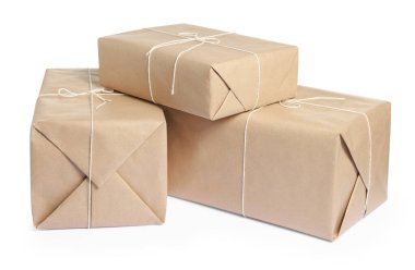 Kraft kağıdına sarılı paketler beyaza izole edildi