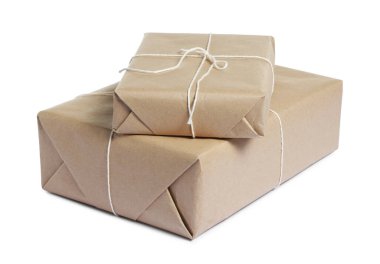 Kraft kağıdına sarılı paketler beyaza izole edildi