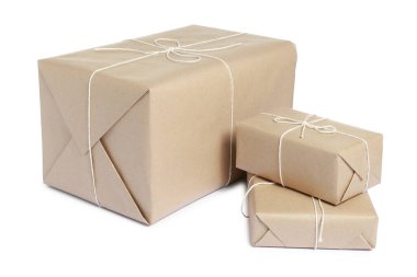 Kraft kağıdına sarılı paketler beyaza izole edildi