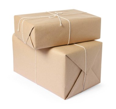 Kraft kağıdına sarılı paketler beyaza izole edildi