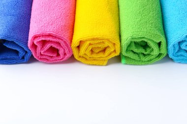 Beyaz arka planda farklı mikrofiber kumaşlar sarılmış, yakın plan. Metin için boşluk