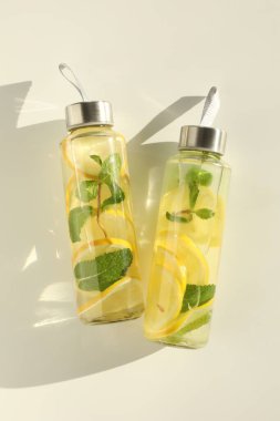 Limonlu, naneli, beyaz masada, üst tarafta.