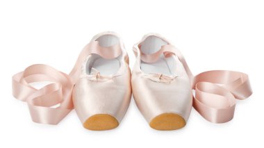 Beyaza izole edilmiş bir çift güzel noktalı ayakkabı.