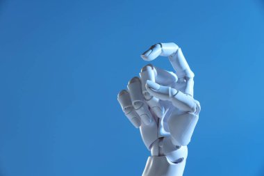 Yapay zeka. Mavi arkaplanda robot el hareketi, metin için boşluk