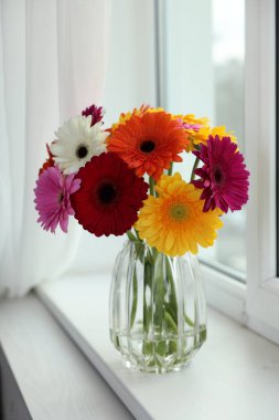 Pencere kenarında bir buket güzel Gerbera çiçeği