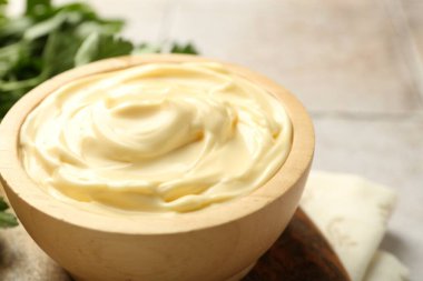 Masada mayonez sosu var, yakın plan.