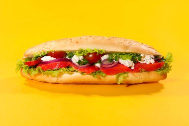 Sarı arka planda somonlu lezzetli baget.