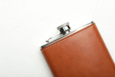 Beyaz masada bir cep şişesi, üst manzara. Metin için boşluk