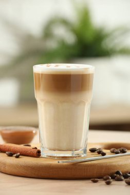 Ahşap masada cam macchiato, yakın plan.