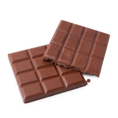 Beyaz üzerine izole edilmiş lezzetli sütlü çikolata parçaları.
