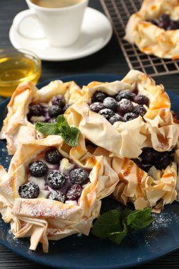 Yaban mersinli lezzetli pudra şekeri, nane şekeri, kahve ve bal, yakın plan.