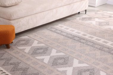 Havalı yumuşak halı, yerde desenler var.