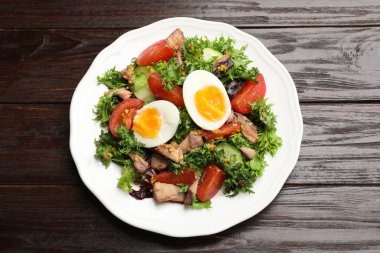 Tahta masada nefis taze ton balığı salatası.