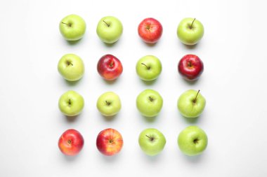 Beyaz zemin üzerinde kırmızı ve yeşil elmalar, düz yatıyordu