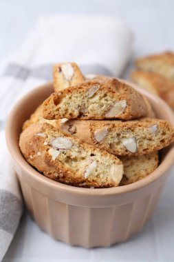 Lezzetli bademli bisküviler (Cantuccini) beyaz fayanslı masada, yakın plan