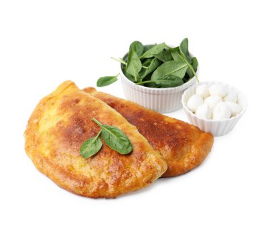 Fesleğen ve mozzarella peynirli leziz calzones beyaz üzerine izole