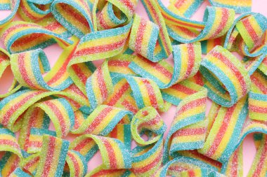 Pembe arka planda, gökkuşağı ekşi kemerler, üst manzara.