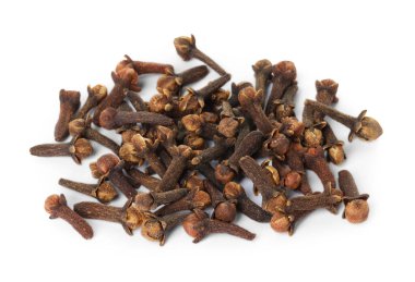 Beyaz arka planda kuru karanfil tomurcukları yığını. Aromatik baharat