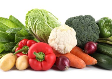 Birçok farklı olgun sebze beyaza izole edilmiş.