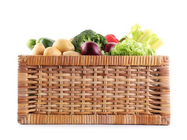 Hasır kutudaki farklı olgun sebzeler beyaza izole edilmiş.