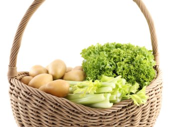 Hasır sepetteki farklı taze sebzeler beyaza izole edilmiş.