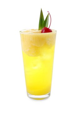 Lezzetli ananas kokteyli, beyaz bardakta kirazlı.