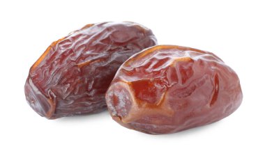 Beyaz üzerine izole edilmiş iki lezzetli kurutulmuş hurma.