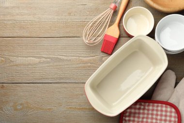 Seramik güveçler ve ahşap masa üzerindeki diğer mutfak aletleri, düz yatak. Metin için boşluk