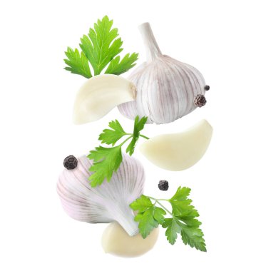 Sarımsak, yeşil maydanoz ve beyaz arka planda havada biber.